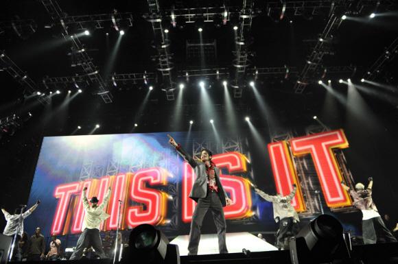 ‘마이클 잭슨의 디스 이즈 잇’에 공개된 런던 공연 리허설에서 마이클 잭슨은 전성기 못지않은 실력과 열정을 선보인다. 　소니픽처스 제공