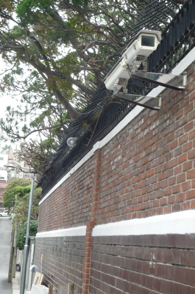 서울 한남동 고급주택가에 있는 CCTV.