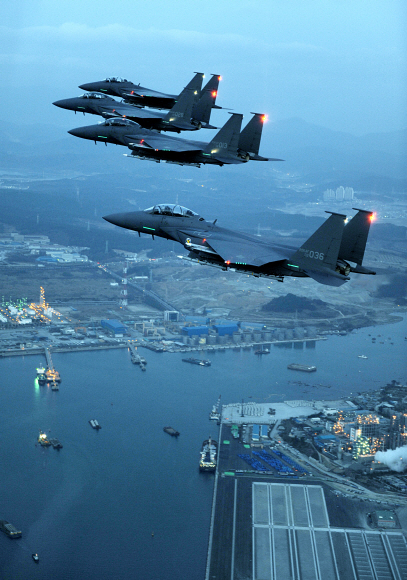 대당 구입 비용이 1000억원 정도로 알려진 F-15K 전투기.  서울신문 포토라이브러리
