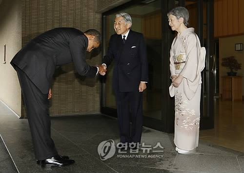 14일 일본 황궁에 도착한 버락 오바마 미국 대통령이 아키히토 일왕 부부의 영접을 받으면서 허리를 깊숙이 숙여 인사하고 있다AP 연합뉴스