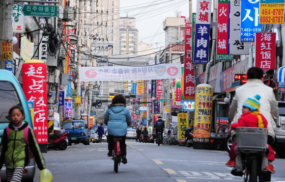 자양동의 양꼬치거리. 중국인들이 즐겨찾는 곳임을 입증하듯 도로변에 한자간판들이 많다. 이언탁기자 utl@seoul.co.kr