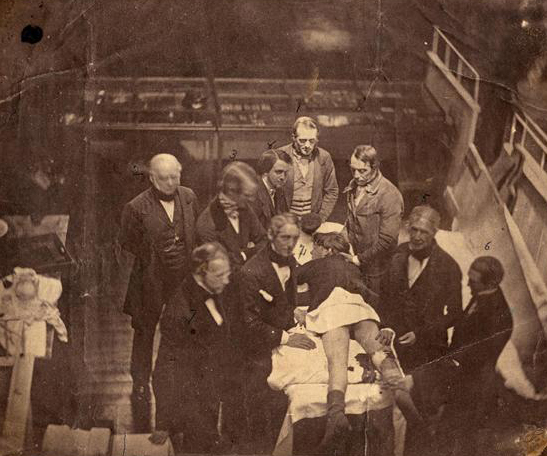 1846년 12월 미국 매사추세츠 종합병원 외과의사들이 에테르로 마취시킨 환자를 수술하기 앞서 찍은 사진.