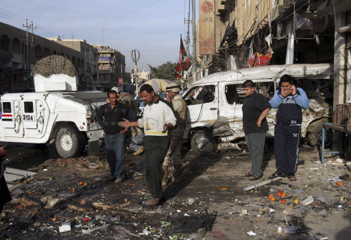 이라크 테러  2일(현지시간) 이라크 바그다드 서부의 알바이야 지역에서 발생한 차량 폭탄 공격 현장에 사람들이 모여 있다. 이날 사고로 최소 2명이 숨지고 14명이 다쳤으며 어느 단체의 범행인지는 밝혀지지 않았다. 알바이야 AP 특약