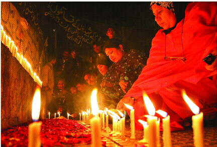 희생자 추모  2일(현지시간) 파키스탄 카라치에서 시민들이 전날 발생한 자살폭탄테러 희생자를 추모하는 촛불을 켜고 있다. 1일 마르와트시의 한 운동자에서 발생한 폭탄 테러로 배구 경기를 관람 중이던 관중 95명이 숨졌다. 카라치 AP 특약