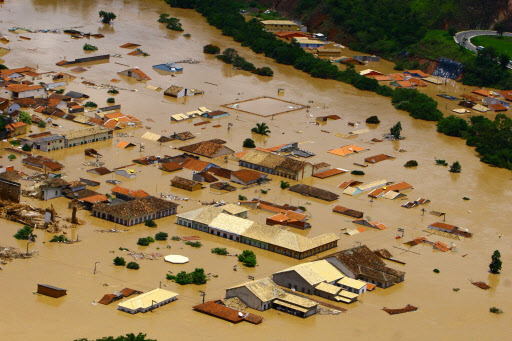 브라질 폭우  갑작스러운 폭우가 내린 뒤 브라질 상파울루에서 140㎞ 떨어진 한 마을이 2일 물에 잠긴 모습을 드러냈다. 전날 내린 비로 주민 1만 1000명 대부분이 집을 잃었으며 다른 지역과 연결된 다리가 끊어져 고립돼 있다. 상파울루 신화 연합뉴스