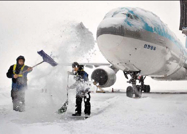 공항도…  항공기 일부의 운항이 중단된 서울 김포공항에서 관계자들이 제설작업을 하고 있다.  연합뉴스