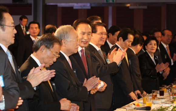 이명박(왼쪽 네번째) 대통령이 6일 오후 서울 삼성동 코엑스에서 열린 대한상공회의소 주최 신년 인사회에 참석해 각계 인사와 환담하고 있다. 청와대 사진기자단