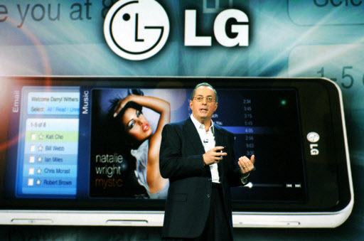 라스베이거스 연합뉴스7일(현지시간) CES 2010 개막식에서 폴 오텔리니 인텔 CEO가 기조연설 도중에 인텔의 플랫폼 ‘무어스타운’을 탑재한 LG전자의 스마트폰(LG GW990)을 소개하고 있다. 라스베이거스 연합뉴스