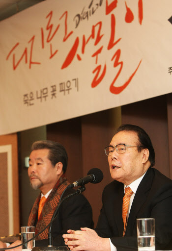 이어령(오른쪽) 전 장관과 김덕수 교수가 12일 기자간담회에서 신개념 공연에 대해 설명하고 있다. 연합뉴스