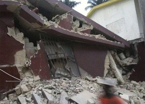 12일 중앙아메리카 아이티 포르토프랭스에서 강진이 발생한 후 붕괴한 건물의 모습. 진앙은 포르토프랭스 서쪽으로 15km 지점이었으며 규모 7.3의 강진이 발생했다.  연합뉴스
