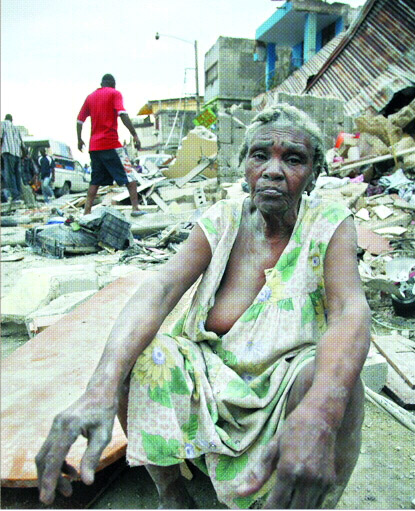 망연자실 12일(현지시간) 오후 발생한 강진은 아이티를 초토화시켰다. 수도 포르토프랭스의 폐허로 변한 건물 더미 앞에서 한 여성이 망연자실한 표정으로 앉아 있다.  포르토프랭스 AFP 연합뉴스 