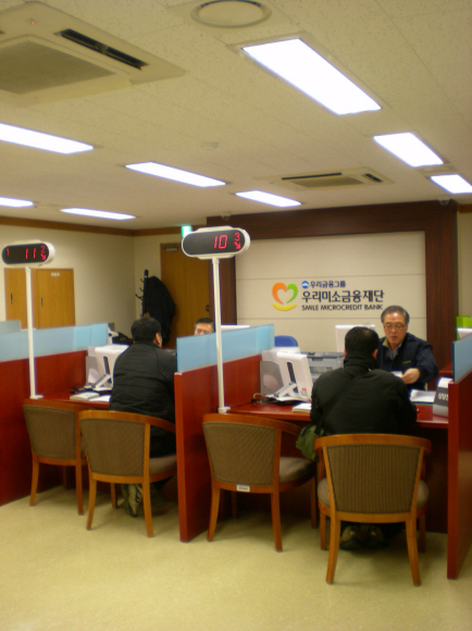미소금융재단 출범 한 달을 맞은 14일 오후 서울 을지로 우리미소금융재단에서 방문객들이 대출 상담을 받고 있다. 
