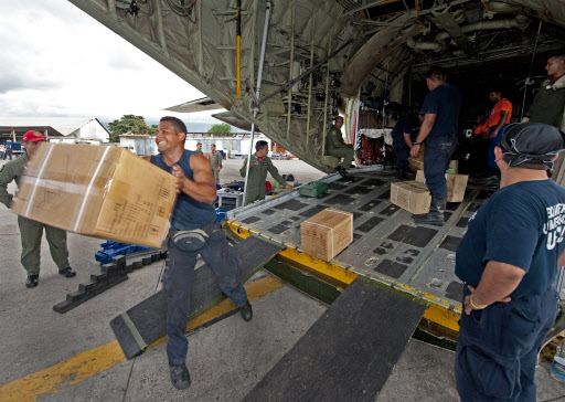 베네수엘라 공군 구호품 수송  아이티 강진이 발생한 다음날인 13일(현지시간) 수도 포르토프랭스에 도착한 베네수엘라 군 수송기에서 구조 대원들이 의료품 등 구호 물자를 내리고 있다. 포르토프랭스 AFP 연합뉴스