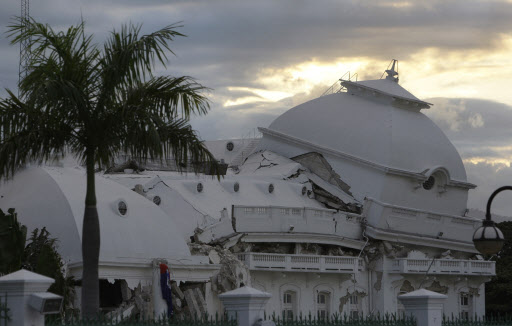 힘없이 주저앉은 아이티 대통령궁
