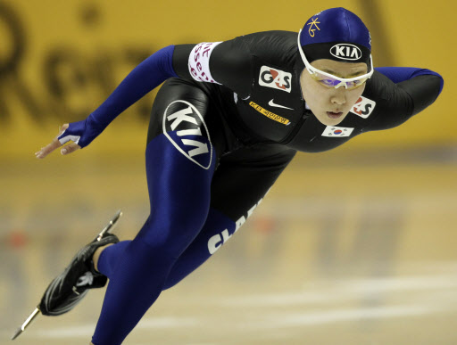 금빛질주란 이런 것 한국 여자 스피드스케이팅의 간판스타 이상화가 지난 17일 일본 오비히로에서 열린 세계스프린트선수권대회 500m 레이스에서 역주하고 있다.  오비히로 AP 특약