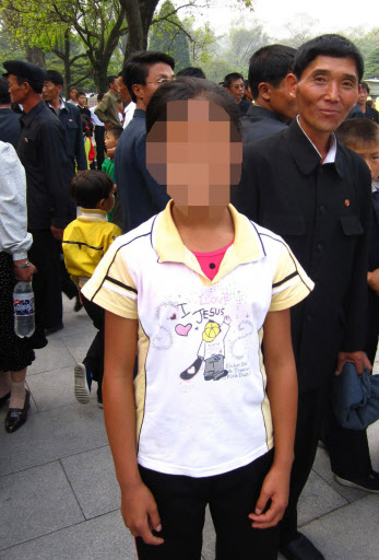 영문 티셔츠 입은 북한소녀      (서울=연합뉴스) ‘I ♡ JESUS’  티셔츠 입은 북한 소녀의 모습이 이색적이다. 이 사진을 제공한 미국 경제학자 커티스 멜빈씨는 작년 가을 북한 만경대를 방문한 외국인이 직접 찍은 사진이라고 소개했다. 2010.1.21 << 자유아시아방송(RFA) 제공 >>
