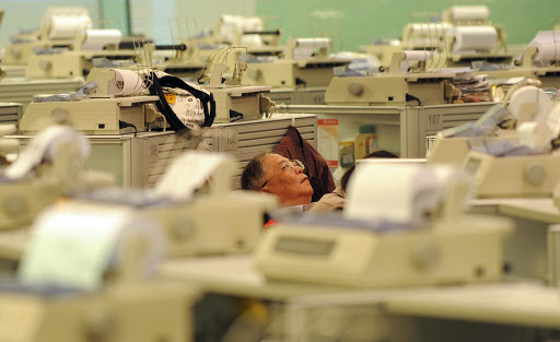 홍콩도… 미국의 금융 개혁안 발표 후폭풍으로 홍콩 증시가 22일 전날에 이어 하락세로 출발한 가운데 홍콩증권거래소 직원이 멍한 표정으로 허공을 바라보고 있다. 홍콩 AFP 연합뉴스