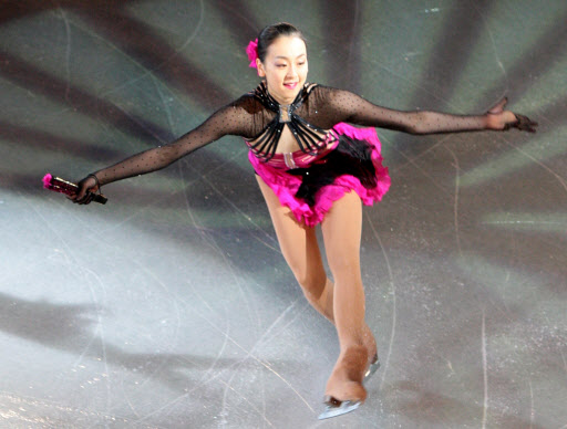 아사다 마오, 부채춤 연기     (전주=연합뉴스) 최영수 기자 =30일 전주시 화산아이스링크에서 열린  2010 국제빙상경기연맹(ISU) 4대륙피겨선수권대회 갈라쇼. 일본의 아사다 마오가 부채를 이용한 연기를 펼치고 있다.