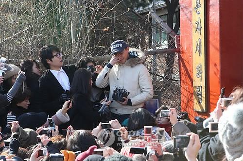 배우 주지훈이 2일 오후 의정부 306보충대에서 입대하는 모습을 보기 위해 찾아온 팬들에 둘러싸여 눈물을 보이고 있다. 주지훈은 이곳에서 5주간의 기초군사훈련을 받은 후 상근예비역으로 2년간 복무하게 된다. <br>의정부=연합뉴스