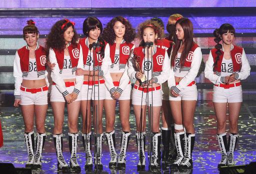 3일 오후 올림픽공원 펜싱경기장에서 열린 ‘제 19회 하이원 서울가요대상’에서 대상을 수상한 그룹 소녀시대가 소감을 말하고 있다.<br>연합뉴스