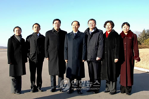 왕자루이(王家瑞) 중국 공산당 대외연락부장(사진 가운데)을 단장으로 하는 대표단이 6일 평양비행장에 도착했다며 조선중앙통신이 보도한 사진.  연합뉴스