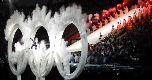 13일 오전 11시(한국시간) 2010 밴쿠버올림픽 개막식이 캐나다 밴쿠버 BC플레이스스타디움에서 펼쳐졌다. 개막식 기념행사에서 스노우보드 선수가 묘기를 선보이고 있다. AP=연합뉴스
