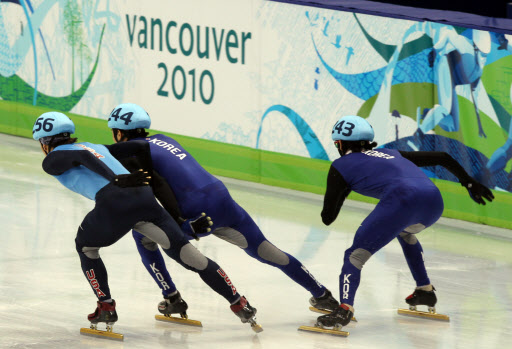 오…노 몸싸움 14일(한국시간) 밴쿠버 퍼시픽 콜리세움에서 열린 동계올림픽 남자 1500m 쇼트트랙 스피드 스케이팅 결승에서 오노가 성시백의 팔을 잡고 있다. 맨 오른쪽이 금메달을 딴 이정수. 오노는 은메달. 밴쿠버=연합뉴스