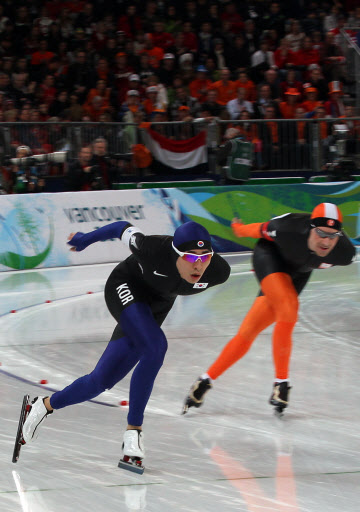밴쿠버 동계올림픽 남자 스피드 스케이팅 5000m에서 한국의 이승훈이 은메달을 획득했다.  밴쿠버=연합뉴스