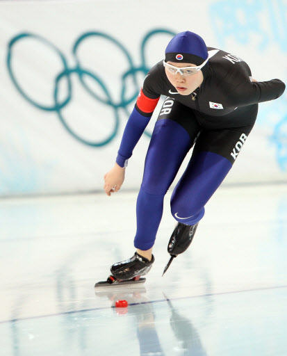 15일 밴쿠버 리치몬드 오벌에서 열린 2010 밴쿠버 동계올림픽 여자 스피드스케이트 3천미터 경기에서 노선영이 역주하고 있다.  연합뉴스