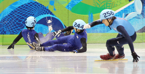 <올림픽>미끄러지는 성시백과 이호석      (밴쿠버=연합뉴스) 김현태 기자 = 14일 밴쿠버 퍼시픽 콜리시움에서 열린 2010 밴쿠버 동계올림픽 남자 쇼트트랙 1500미터 결승에서 결승점을 앞두고 성시백과 이호석이 미끄러지고 있다.
