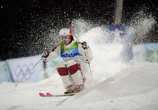 15일(한국시간) 사이프러스 마운틴에서 벌어진 2010 밴쿠버 동계올림픽 프리스타일 스키 모굴 남자 결승에서 알렉산드르 빌로도(캐나다)가 경기를 하고 있다. 밴쿠버 AP 연합뉴스