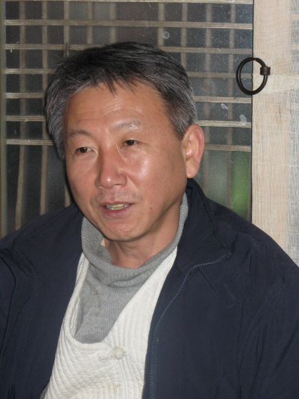 경남 하동에 산지 7년째 되는 박남준 시인이 평사리에 자리잡은 자신의 토담집에서 인터뷰를 하고 있다.