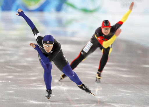 이상화(왼쪽)가 17일 캐나다 리치먼드 오벌에서 열린 밴쿠버 동계올림픽 스피드스케이팅 여자 500ｍ 결승에서 독일의 예니 볼프를 제치고 역주하고 있다. 밴쿠버 AP 특약