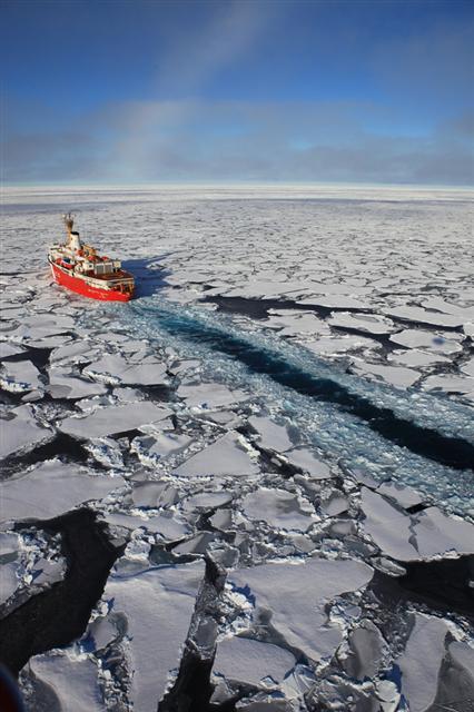 북극의 문화·경제적 가치를 분석한 다큐멘터리 ‘북극열전’의 한 장면.  EBS 제공