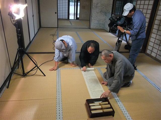일본 오사카 금강사에 보관된 일본 국보 엔키시키진묘를 공개하는 모습. 이 문서에는 일본 헤이안시대 이전에 존재했던 신사의 이름이 모두 적혀 있다.  MBC 라이프 제공