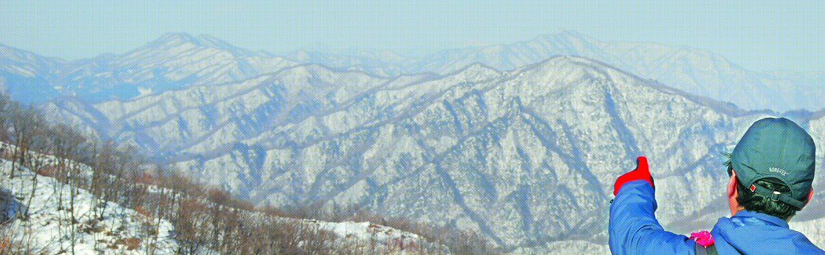 신로봉에 서면 크게 S자를 그리고 휘돌아오는 한북정맥을 온몸으로 느낄 수 있다. 가운데 멀리 우뚝한 봉우리가 복주산, 그 앞이 도마치봉.