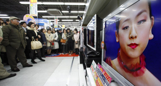 일본 도쿄의 한 가전매장에서 시민들이 여자 피겨 싱글 쇼트 프로그램에 출전중인 아사다 마오의 경기를 지켜보고 있다. AP=연합뉴스