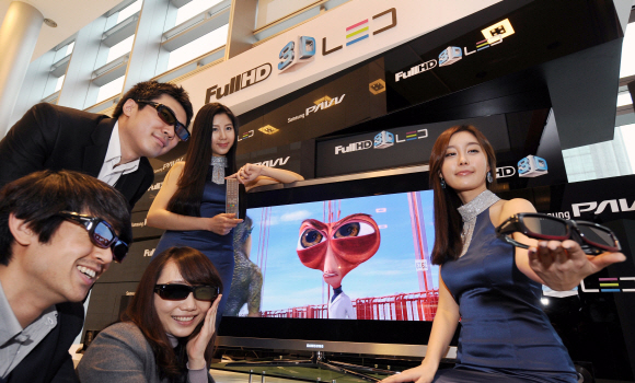 삼성전자가 25일 서울 서초동 사옥에서 개최한 3D 발광다이오드(LED) TV 제품 발표회에서 남녀 모델들이 3D용 셔터안경을 쓴 채 3D TV를 시청하고 있다. 가격은 420만원에서 610만원대이다. 손형준기자 boltagoo@seoul.co.kr