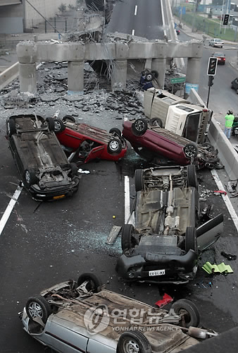 강진으로 붕괴된 고속도로와 전복된 차량들 AP=연합뉴스