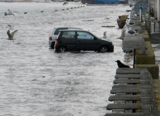 칠레발 지진 여파로 일본 해안에도 쓰나미가 몰아쳤다. 28일 홋카이도 네무로시의 하나사키항 선창에 바닷물이 밀려들어 주차된 차들이 물에 잠겼다. 네무로 AFP 연합뉴스