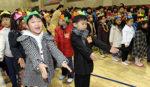 서울 녹번동 은평초등학교에서 지난해 열린 입학식에서 1학년 어린이들이 팔을 앞으로 내밀어 줄을 맞추고 있다. 서울신문 포토라이브러리