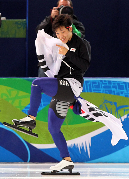 남자 스피드스케이팅 500m 1위를 차지한 ‘모터범’ 모태범이 빙판에서 태극기를 들고 춤을 추며 기쁨을 나타내고 있다. 밴쿠버=연합뉴스