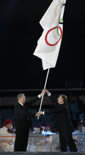 자크 로게 국제올림픽위원회(IOC) 위원장(왼쪽)이 4년 뒤 대회가 열리는 러시아 소치의 아나톨리 파흐모프 시장에게 올림픽기를 전달하고 있다. 밴쿠버 AP 특약