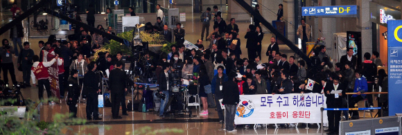 2일 인천국제공항 입국장에 모인 수많은 취재진과 팬들이 밴쿠버 동계올림픽에 출전했던 한국 선수단이 나오기를 기다리고 있다. 도준석기자 pado@seoul.co.kr
