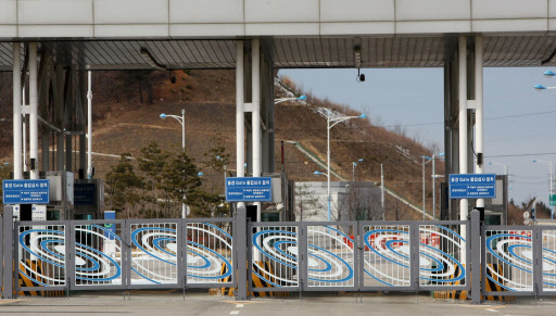 지난 2월 7일 오후 촬영한 굳게 닫힌 동해선남북출입사무소 출경게이트. 연합뉴스