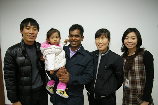 한국이주노동자인권센터 최현모 국장, 가미니 씨의 딸 에스더, 가미니, 가미니 씨 부인, 김경옥(왼쪽부터) 아나운서.  경인방송 제공