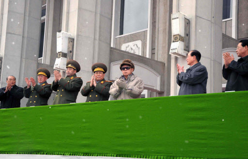 북한 김정일(오른쪽 세번째) 국방위원장이 6일 16년 만에 재가동에 들어간 함경남도 2·8비날론연합기업소 준공을 경축하는 함흥시 군중대회에 참석, 손뼉을 치고 있다. 평양 조선중앙통신 연합뉴스