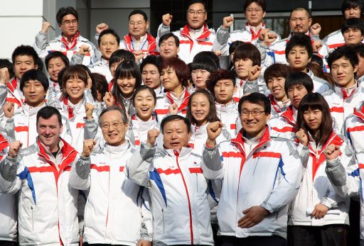 2010 밴쿠버동계올림픽 선수단들이 3일 오전 서울 태릉선수촌에서 해단식을 마친 후 함께 기념촬영을 하며 파이팅을 외치고 있다. 연합뉴스