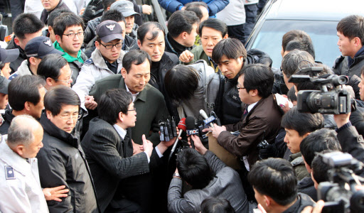 압송   부산 여중생 살해 피의자 김길태가 10일 오후 사상경찰서로 압송되면서 기자들의 질문을 받고 있다.  부산 연합뉴스