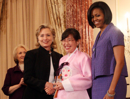 미국 국무부로부터 ‘용기있는 국제 여성상’을 받은 탈북여성 1호 박사 이애란(가운데)씨가 10일(현지시간) 워싱턴에서 열린 시상식 후 기념 사진을 찍으며 환하게 웃고 있다. 워싱턴 연합뉴스
